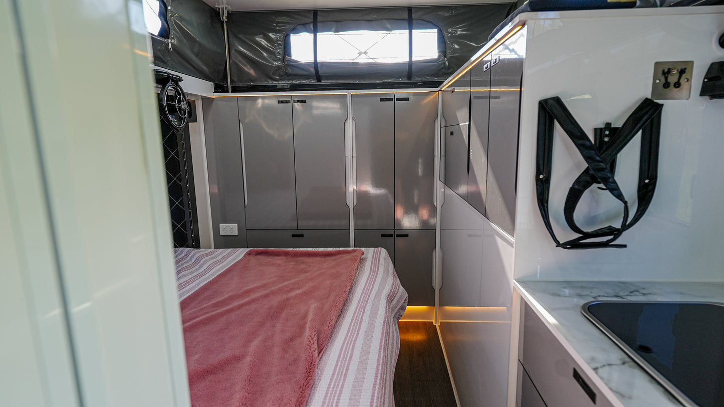 OT 16SC Hybrid Caravan $66,990 ( Side Fold Club Lounge )