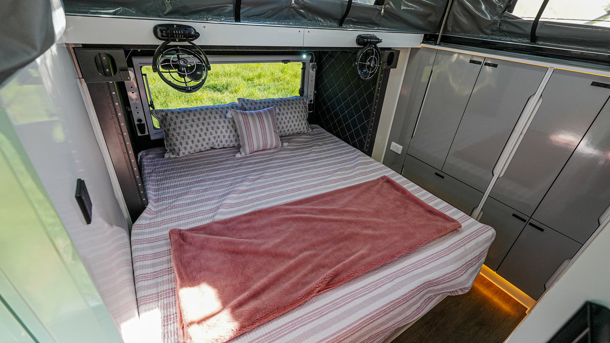 OT 16SC Hybrid Caravan $66,990 ( Side Fold Club Lounge )