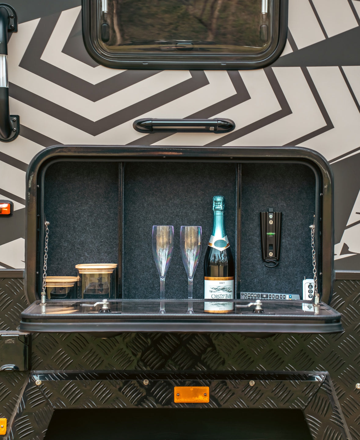 OT 16C Hybrid caravan $66,990 ( Club Lounge )