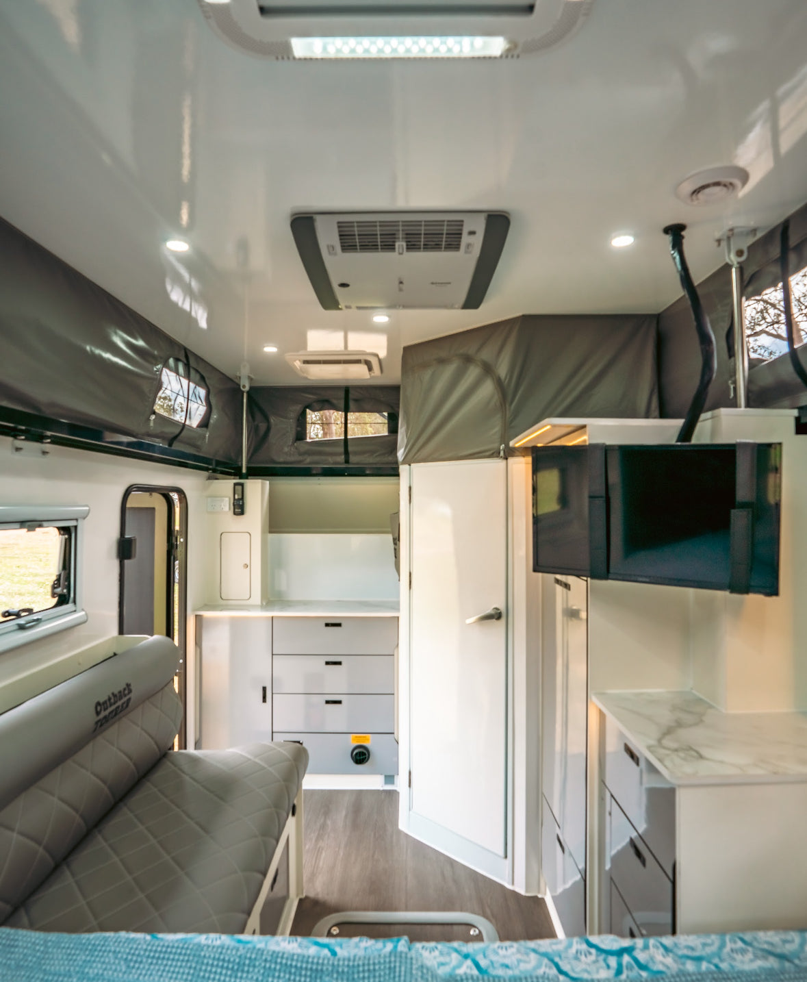OT 16C Hybrid caravan $66,990 ( Club Lounge )