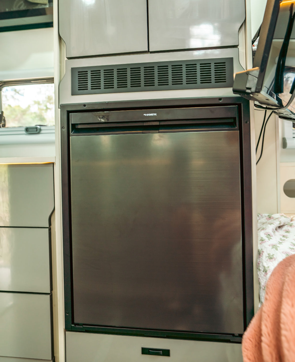 OT 16C Hybrid caravan $66,990 ( Club Lounge )