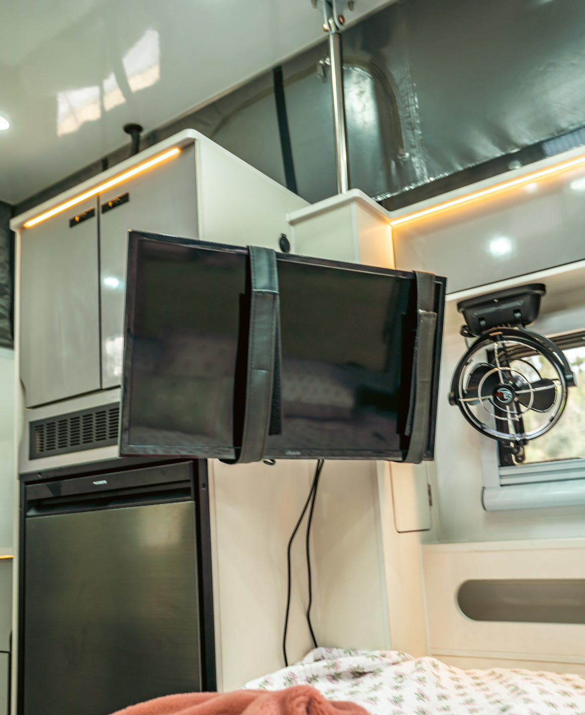OT 16C Hybrid caravan $66,990 ( Club Lounge )