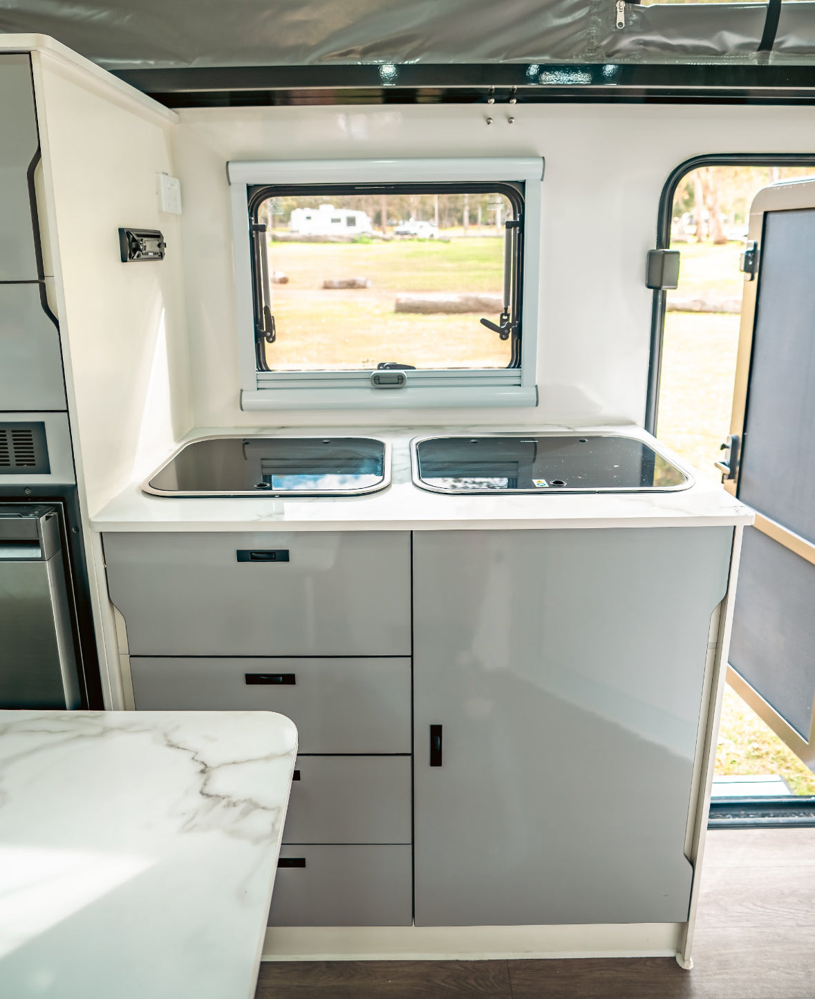 OT 16C Hybrid caravan $66,990 ( Club Lounge )